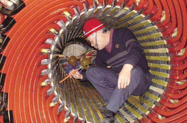 西安泰富西瑪電機吳高治、劉長安、張衛(wèi)華榮獲西安市勞動模范榮譽稱號。