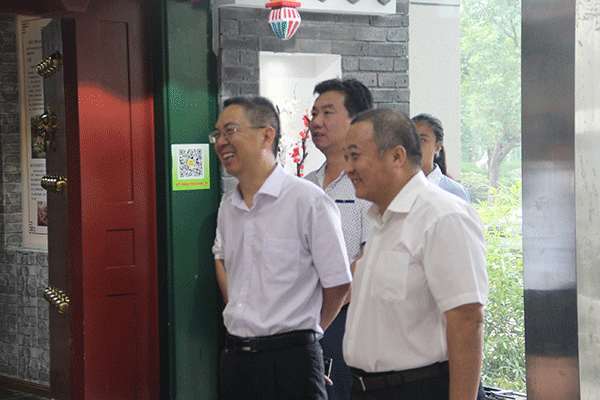 河南沁陽市委副書記薛勇帶領(lǐng)沁陽企業(yè)考察團(tuán)來西瑪電機(jī)參觀訪問。