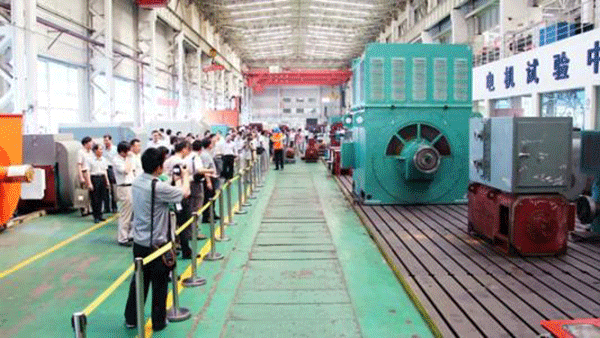 西安泰富西瑪電機成功開發(fā)YR系列4500KW大型廢鋼鐵破碎電機。